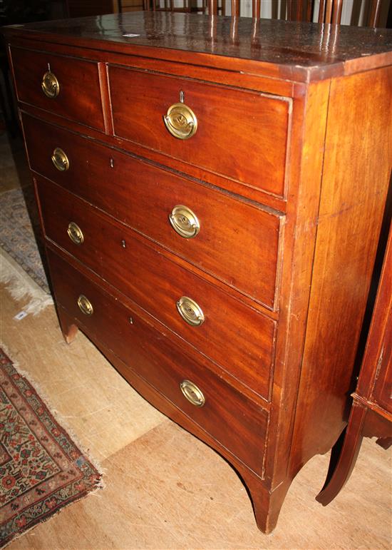 Mahogany chest of drawers(-)